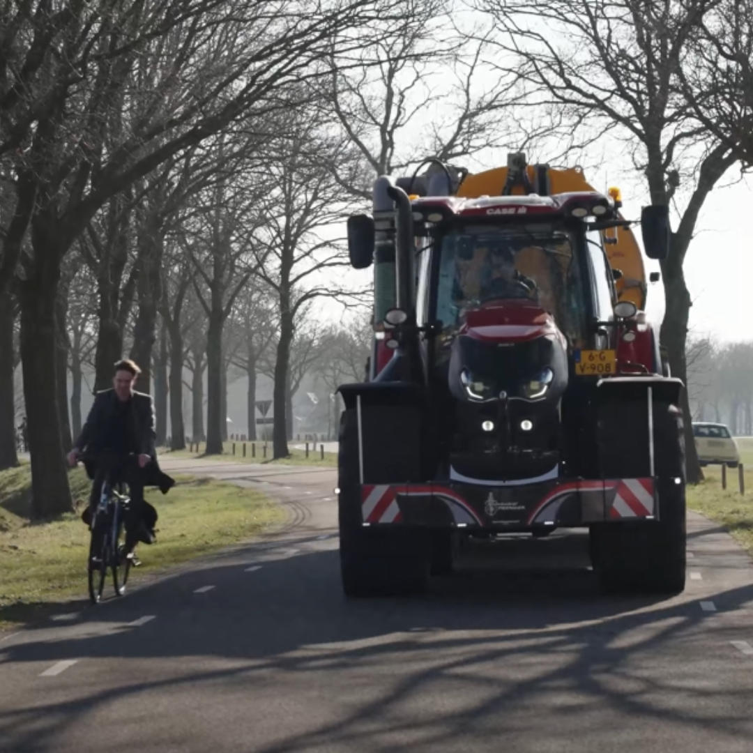 Trekker op B-weg langs N343 die een fietser inhaalt