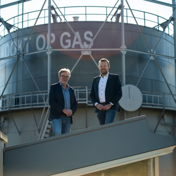 Foto van wethouder Alwin Mussche en voorzitter Meine Fernhout voor De Gashouder