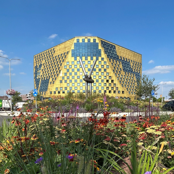 Foto van gemeentehuis Hardenberg, genomen vanaf de vergroende rotonde