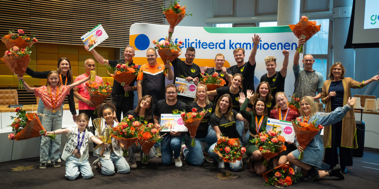 Foto van huldiging van kampioenen uit de gemeente Hardenberg in de Raadzaal van het gemeentehuis in Hardenberg